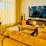 Pitt House Villa *